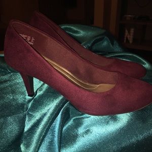 Wine Round-Toe Pump
